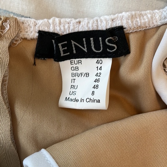 Blouse with tan underneath covering the top with lace - Picture 4 of 4